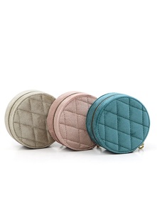 กล่องใส่เครื่องประดับทรงกลมแบบใหม่ ดีไซน์หรูหรา สำหรับพกพา พร้อมช่องเก็บกำไล  ลายนูน  โลโก้สั่งทำได้  ลายควิลท์ - Product Image 3