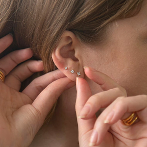 CANNER Juego de 3 Piezas de Plata de Ley 925, Aretes Minimalistas con Flores y Diamantes, Mini Aretes Pequeños con Circonita para Niñas, Joyería de 18k - Product Image 5