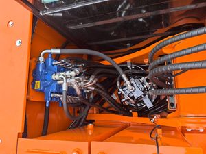Nouvelle pelle sur chenilles Lonking LG6075 de 7,5 tonnes avec caméra d'inspection, patins de chenilles, déchiqueteur hydraulique et attache rapide - Product Image 6