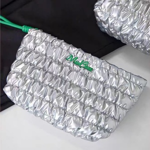 Bolsa de maquillaje acolchada de alta calidad plateada, bolsa de aseo impermeable de nailon multilineal de 8 pulgadas - Product Image 6