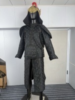 Veste d'armure rivetée de style soldat chinois ancien, costume de guerrier en tissu noir, casque de bête dorée, plume rouge, historique