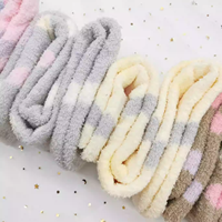 Chaussettes longues en polaire douce et moelleuse pour femmes, en polyester, épaisses pour l'hiver, avec motif de dessin animé, antidérapantes, respirantes, pour un usage quotidien