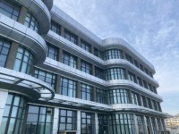 Système de mur-rideau en verre trempé stratifié ultra-transparent pour structures industrielles solides, escaliers et façades de supermarchés
