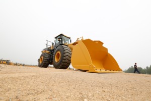 Chargeuse sur pneus multifonction 8 tonnes 680D, force de traction de 224 kN avec accessoires pour la manutention et le <span class=keywords><strong>transport</strong></span> à grande échelle - Product Image 3