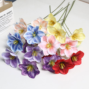 Fleurs artificielles de tulipes Lichao à 3 têtes, en soie, toucher réel, pour mariage et décoration intérieure - Product Image 1