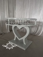 Table de mariage blanche avec cadre en forme de cœur orné de gouttes de cristal et plateau rond en acier inoxydable