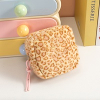 Nouvelles trousses de toilette roses à imprimé léopard pour filles, sacs menstruels portables, petits sacs de rangement en peluche pour serviettes hygiéniques, mini-pochettes