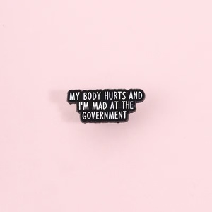 Mi Cuerpo Dolorido y Enfadado <span class=keywords><strong>con</strong></span> el Gobierno - Pin de Humor de Graduación Personalizado de Aleación de Zinc <span class=keywords><strong>con</strong></span> Niquelado Negro e Impresión UV - Product Image 2