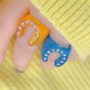 트렌디 한 여름 투명 플라스틱 반지 보석 다이아몬드 캔디 컬러 U 자형 말굽 기하학적 수지 아크릴 반지 소녀를위한 - Product Image 2