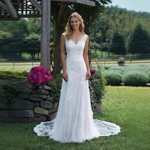 La nouvelle robe de marié<span class=keywords><strong>e</strong></span> simple à col en V et dentelle, avec une coupe évasé<span class=keywords><strong>e</strong></span> amincissante et une traîne, est la pièce maîtresse des mariées, un rêve de conte de fées. - Product Image 2