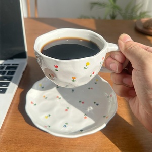 Ensemble tasse et soucoupe à café en céramique portable, style coréen, inspiré d'Instagram, motifs floraux peints à la main, parfait pour le thé de l'après-midi - Product Image 2