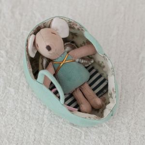 Poupée souris en métal Maileg danoise, style <span class=keywords><strong>conte</strong></span> nordique, écologique, mini poupée de mode en tissu coton et lin, miniature rose et verte - Product Image 5
