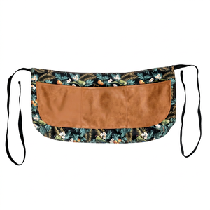Capa de Peluquería con Estampado Floral, Bolsillos Marrones, Tirantes Ajustables, Material Textil - Product Image 1