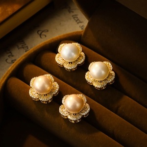 Pendientes de Perlas con Flores de Circonio Microincrustado, Modernos, Minimalistas, Exquisitos, con un Toque de Lujo y Estilo - Product Image 1