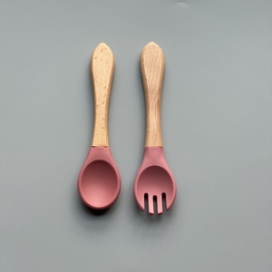 Juego de tenedor y cuchara de silicona de grado alimenticio para bebé, sin BPA, con mango de madera, cubiertos para niños pequeños, utensilios de mesa para niños - Product Image 2