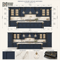 Armoires de cuisine de luxe bleu prussien, lanternes en laiton, îlot en marbre Statuario, projet de menuiserie sur mesure style manoir français
