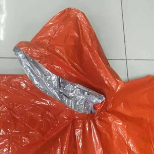 Poncho de pluie d'urgence de survie en papier aluminium PE orange étanche en usine avec doublure de couverture en Mylar - Product Image 6