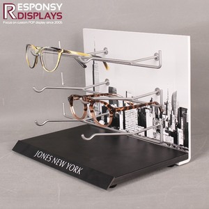 Exhibidor <span class=keywords><strong>de</strong></span> Gafas Moderno <span class=keywords><strong>de</strong></span> Acrílico con Panel Publicitario y Ganchos Colgantes para Seis Pares <span class=keywords><strong>de</strong></span> Gafas en Mostrador - Product Image 3