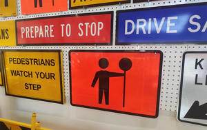 OEM İngiltere pazarı 3mm siyah geri güvenlik karayolu trafik yol işareti kurulu yansıtıcı işaretleri ile geri dönüşümlü ABS plastik trafik tabela - Product Image 5