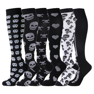 Calze a Compressione di Halloween con Fantasie Spaventose: Scheletri, Pipistrelli, Zucche, Alieni, Mumie - Jacquard per Uomo e Donna - Product Image 1