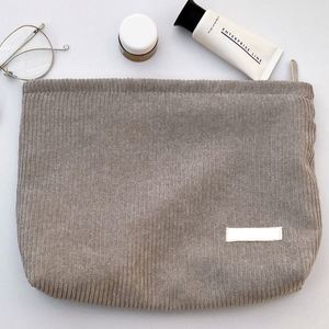 Bolsa de Cosméticos de Pana Beige Marrón de Lujo con Logotipo Personalizado, Asa Suave, Cierre de Cremallera, Pequeña Capacidad, Tendencia de Moda - Product Image 6