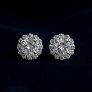 Orecchini a lobo E1340 in oro bianco con diamanti, taglio brillante rotondo, montatura a griffe a forma di fiore, gioielli classici da donna - Product Image 2