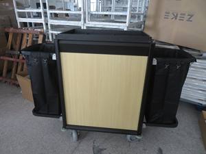 รถเข็นทําความสะอาดโรงแรมไม้ขนาดกลางและถุงสีดํา - Product Image 5