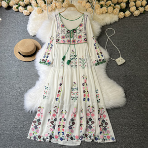 Robes personnalisées pour femmes, robe longue élégante <span class=keywords><strong>bohème</strong></span>, art rétro, <span class=keywords><strong>style</strong></span> ethnique, robe à fleurs brodée, col rond, laçage, robe ample - Product Image 1