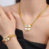 Ensemble de bijoux élégant et superposé de style minimaliste français avec un design incrusté et un pendentif trèfle à quatre feuilles en acier titane