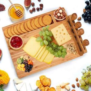 Tabla de queso de bambú con juego de 4 cuchillos, plato para embutidos con prensa lateral, tabla de cortar estilo europeo para servir - Product Image 5
