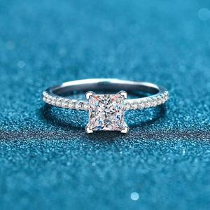 แหวนคู่เพชรทรงสี่เหลี่ยมเจ้าหญิง 18k 1 กะรัต ฝังเพชรแบบหนามเตย เพชรเพาะเลี้ยง ดีไซน์โดดเด่น แหวนวินเทจหรูหราเบาๆ - Product Image 5