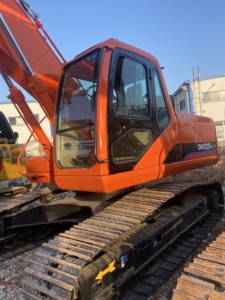 Excavatrice Doosan DH225LC-7 d'occasion en excellent état, 22 tonnes, hydraulique, sur chenilles, avec châssis long et stable, grande benne - Product Image 2