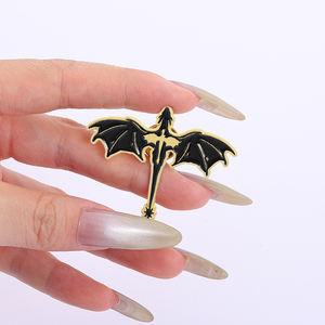 Fantezi dördüncü kanat emaye pimleri karikatür Anime siyah ejderha roman kitap broş yaka rozeti moda takı hediyeler arkadaşlar için - Product Image 4