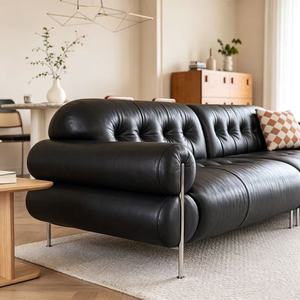Sofá de Cuero Negro Premium con Mechones, 4 Plazas, Brazos Enrollados y Patas Metálicas para Sala de Estar Vintage - Product Image 3