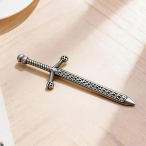 Pin de esmalte de espada medieval a precio mayorista, insignia personalizada a granel, fabricante de origen para accesorio de moda gótica - Product Image 1