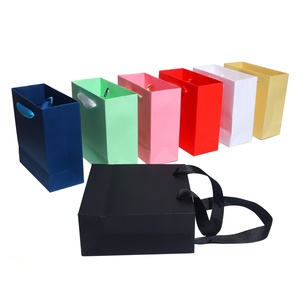 Bolsa de Regalo de Papel de Lujo Personalizada Reciclada, Bolsas de Papel Impresas Personalizadas en Rojo Chino con Cinta - Product Image 3