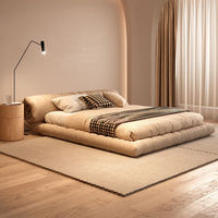 Lit double moderne minimaliste italien style Wabi-sabi avec cadre en bois rembourré en tissu technique confortable, livré enroulé