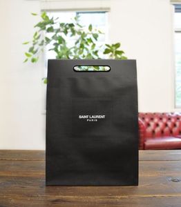 Bolsa Negra Personalizada <span class=keywords><strong>de</strong></span> Lujo Hecha <span class=keywords><strong>a</strong></span> <span class=keywords><strong>Mano</strong></span> con Estampado en Dorado, Relieve, Laminación Mate y Brillante, Recubrimiento UV para Prendas - Product Image 5