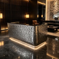 Comptoir de réception de luxe irrégulier en acier inoxydable martelé effet vague d'eau haut de gamme pour hôtel, restaurant, salon