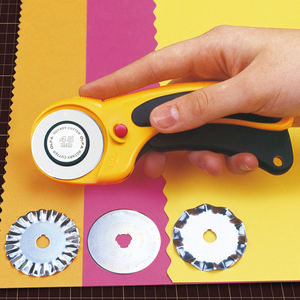 <span class=keywords><strong>OLFA</strong></span> Perfecto para Cortar Papel <span class=keywords><strong>de</strong></span> Tela, Cortador Rotativo <span class=keywords><strong>de</strong></span> <span class=keywords><strong>Seguridad</strong></span> Ergonómico <span class=keywords><strong>de</strong></span> Lujo <span class=keywords><strong>de</strong></span> 45mm, 2017 - Product Image 4