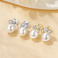 Boucles d'oreilles clous simples et quotidiennes à double pierre, personnalisées, avec moissanite ronde de 4 mm et perle d'eau douce en forme de pain de 8,5-9 mm