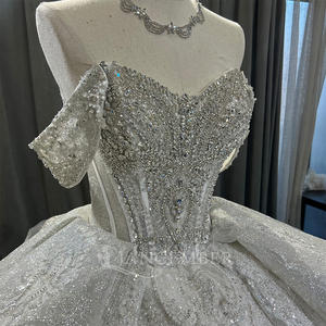 Robes de mariée modernes et élégantes, coupe princesse, personnalisées, imprimé floral, décolleté cœur, traîne chapelle, longueur ras du sol, ornées de sequins et de perles - Product Image 3