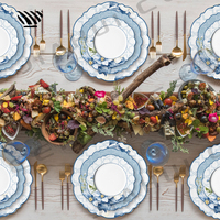 Assiette en porcelaine gracieuse, motifs géométriques délicats de fleurs bleues pour des paysages de table de mariage enchanteurs
