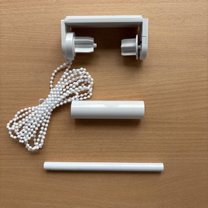 Thiết kế hiện đại nhựa đường sắt phía dưới cho con lăn Shades ngày và đêm rèm cửa sổ Rèm phụ kiện với ống tròn - Product Image 5