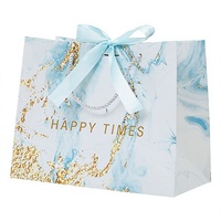 Sac cadeau en marbre bleu avec lettrage doré « Happy Times », ruban bleu clair, nœud et poignée en corde torsadée argentée pour mariage et fêtes