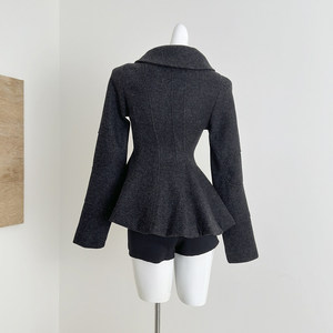 Poncho long en laine noire pour femme, style défilé de mode, avec taille ajustée, ourlet à volants et simple boutonnage, modèle Vivian - Product Image 3