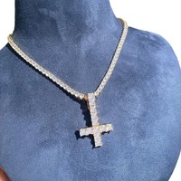 Pendentif Croix Inversée Hip Hop en Laiton Plaqué Or avec Zircons Carrés Taille Princesse et Diamants Iced Out
