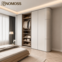 Armoire en bois artisanale avec organisation de tiroirs intégrée pour les chambres d'appartement, les maisons contemporaines et les projets de design d'intérieur