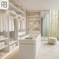 Dressing de luxe laqué blanc cassé pour projet de villa moderne avec poignées métalliques