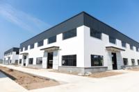 Conception moderne de bâtiments d'entrepôt de structure métallique de grange préfabriquée d'arène de cheval Span sans métal pour l'atelier école hôtel et centre commercial